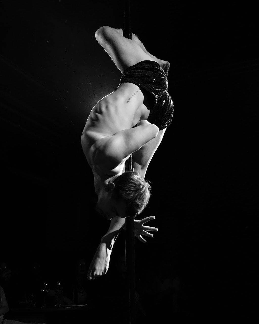 Aerial Arts Studio - Forță și control